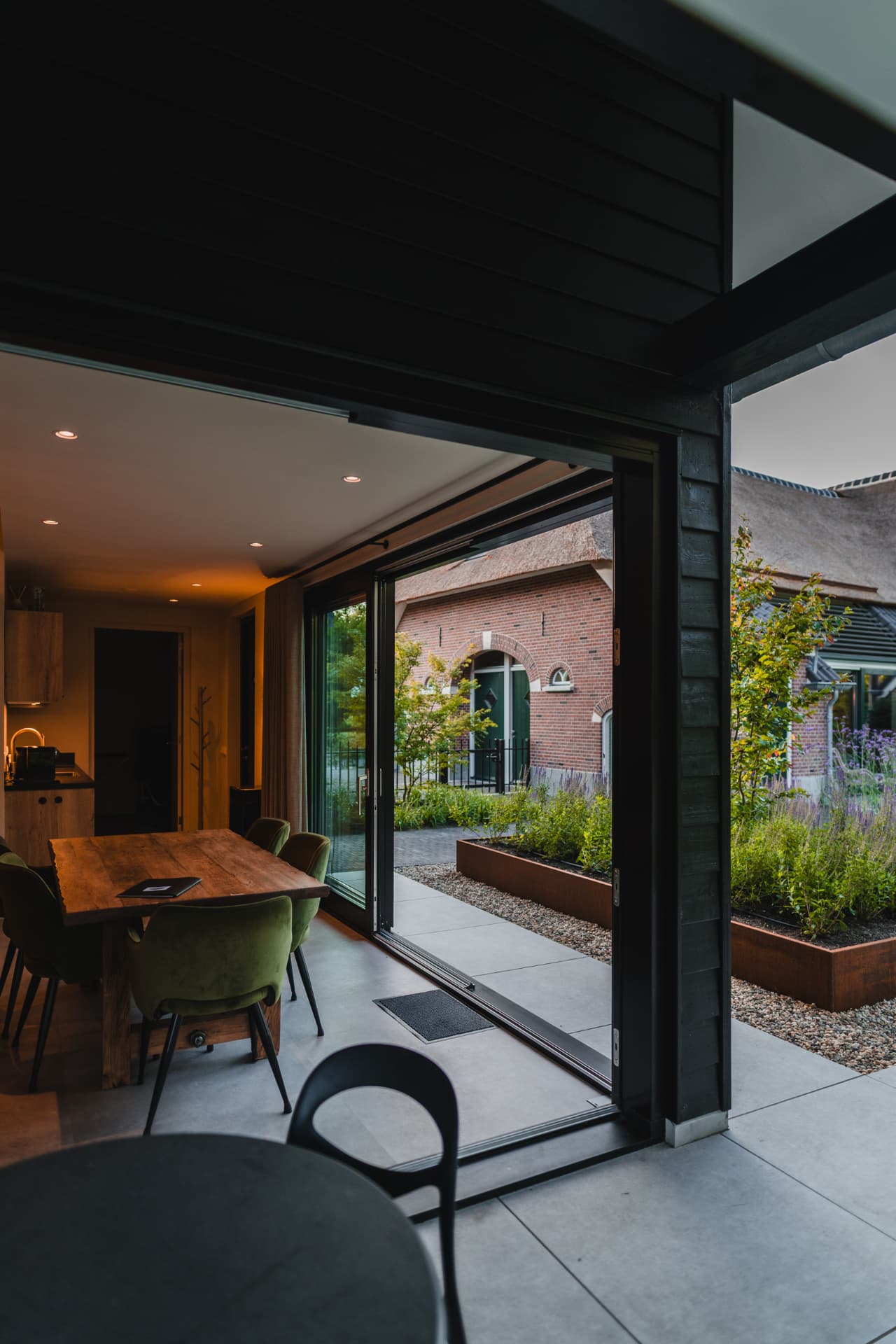 Open schuifpui met zicht op de tuin en de erve