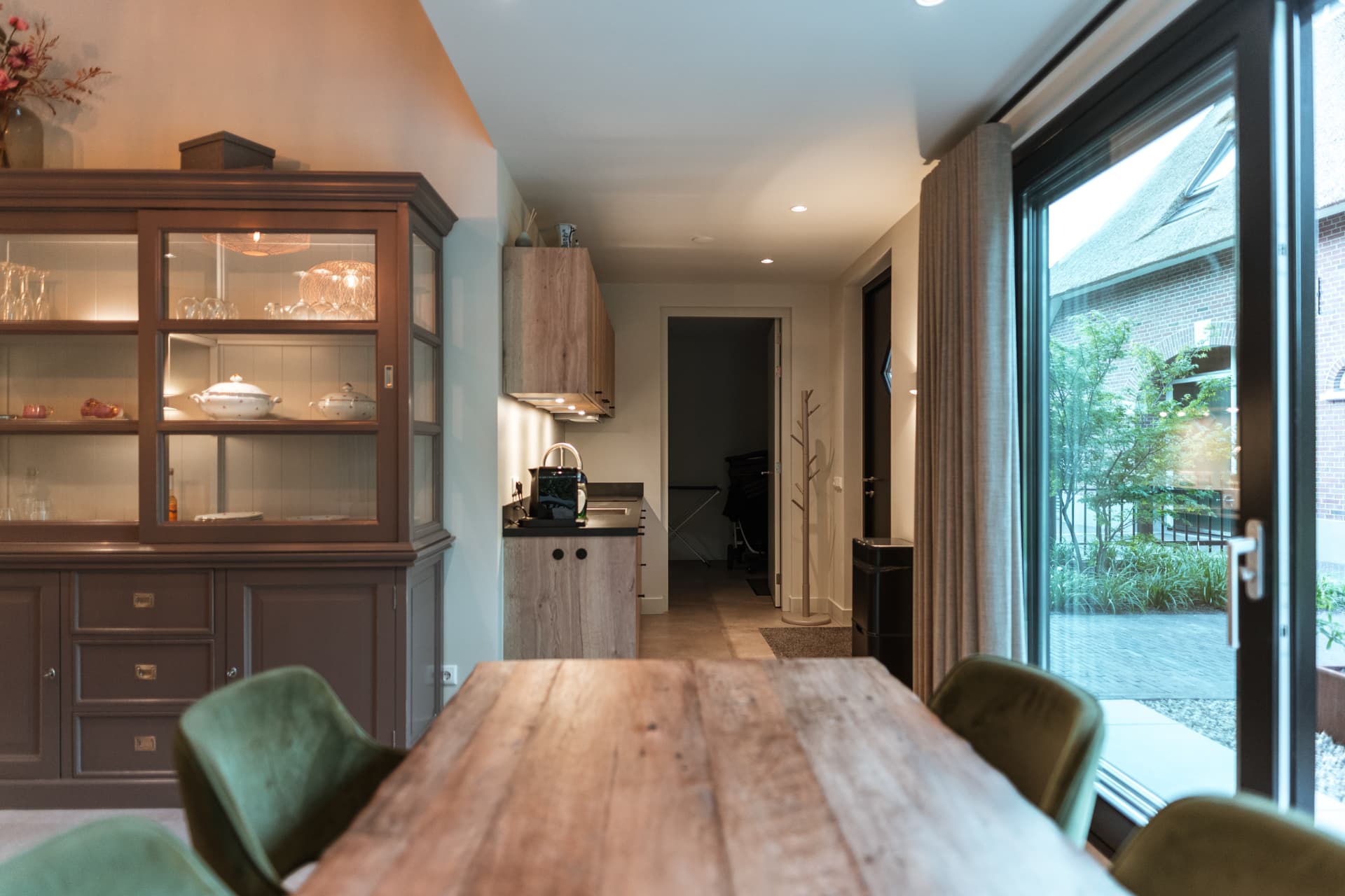 Eethoek met antieke buffetkast en open keuken