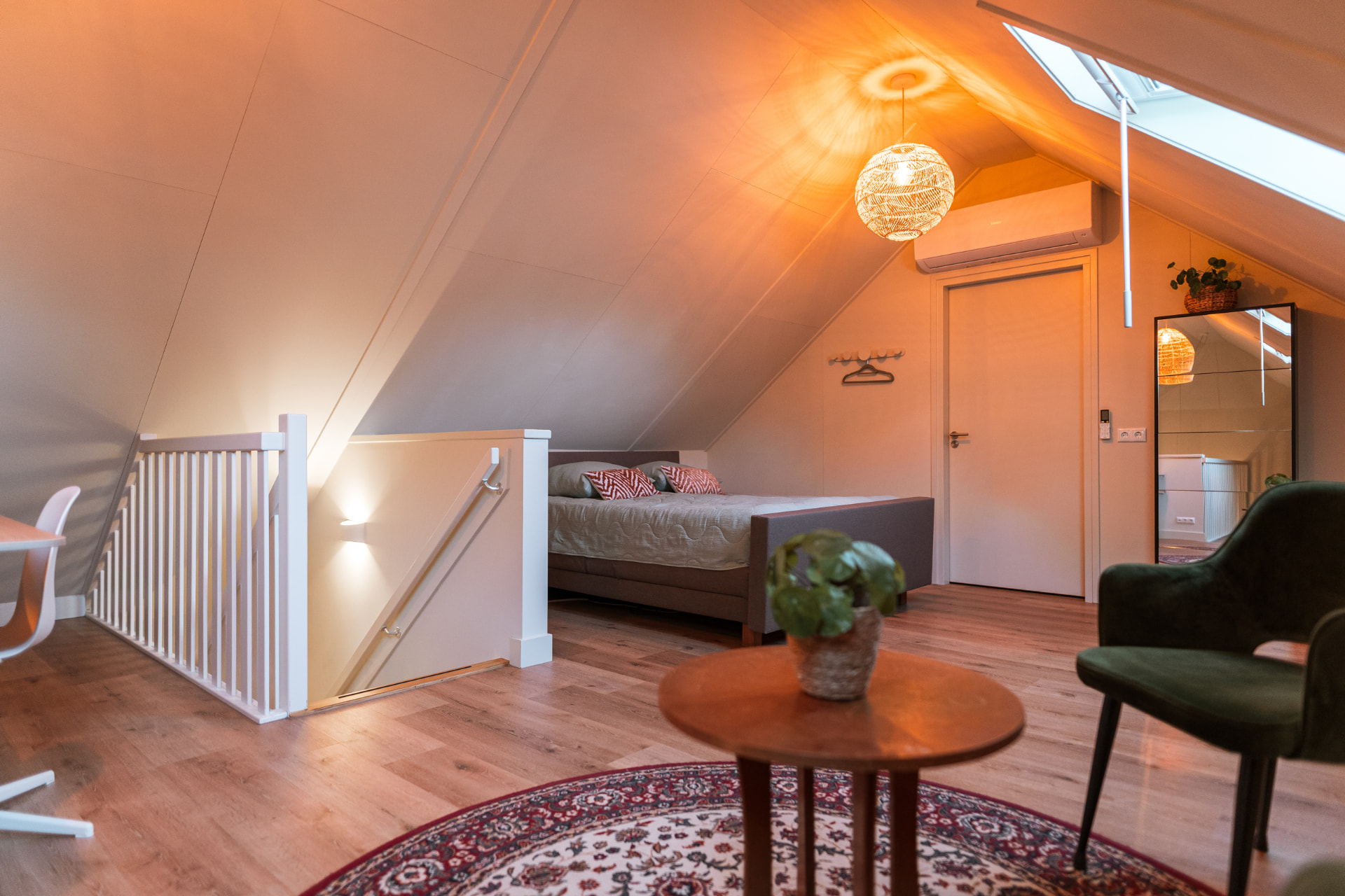 Slaapkamer op de vide met dakraam en zithoek