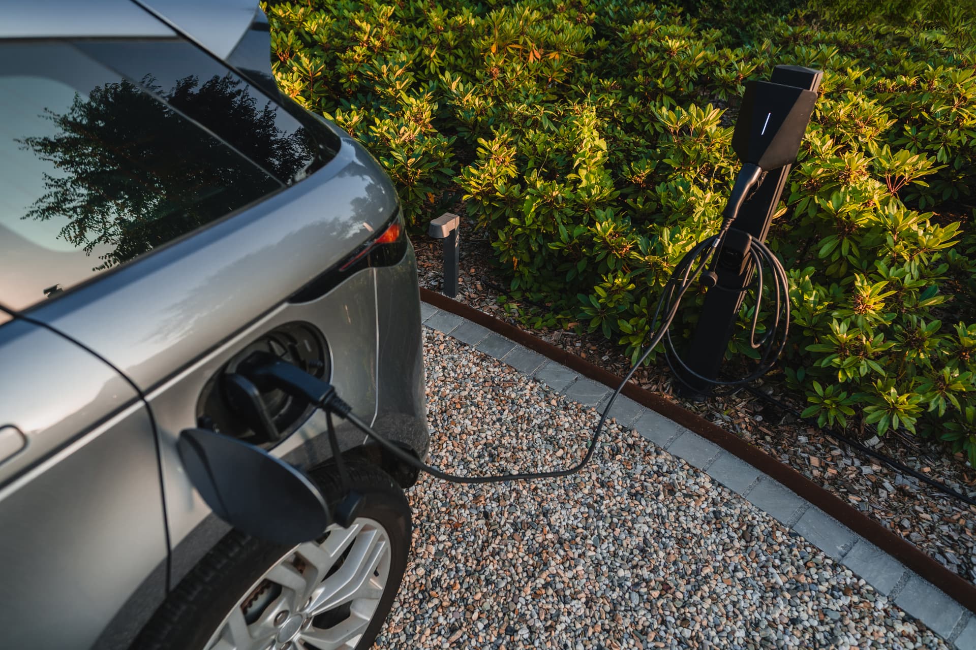 Oplaadpunt voor elektrische auto's bij de kapschuur